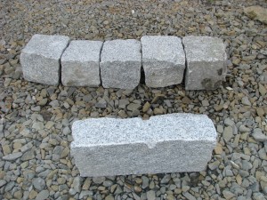 Duża kostka granitowa a obrzeże granitowe