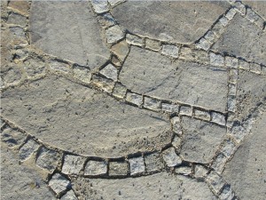 Podjazd z kamienia - gotowy fragment w słońcu