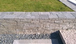 Kamień murowy w ogrodzie 3