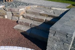 Kamień murowy w ogrodzie
