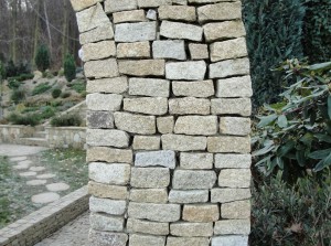 Kamień rzędowy - granit żółty jako element architektury ogrodowej