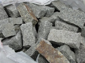 kamień murowy granit szaro-rudy 7x7x10-20