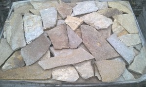 Gnejs beżowo-brązowy mozaikowy łupany nieregularny – poligonalny