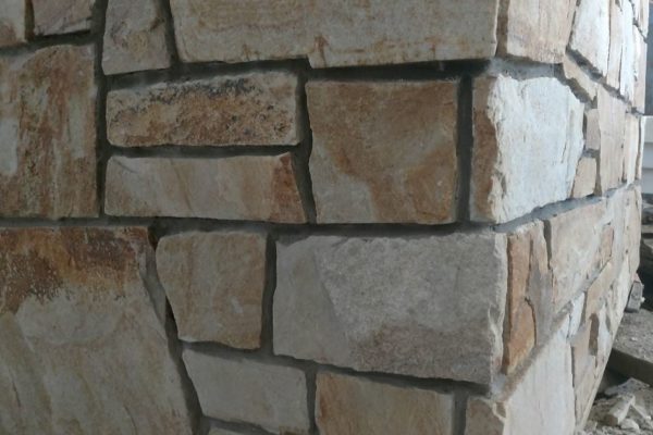 Gnejs kawa z mlekiem - mur francuski - narożnik